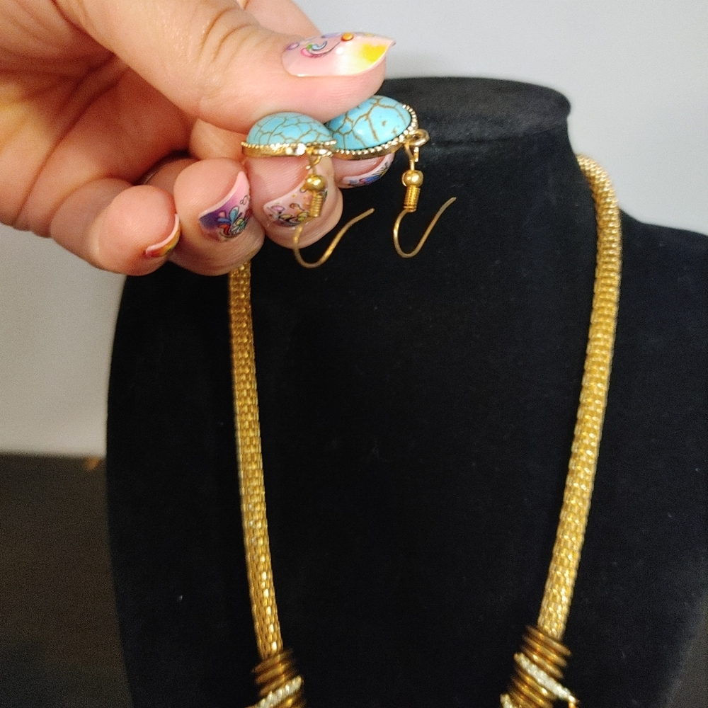 Elegant Gold and Turquoise Necklace Set - Picture 3 of 4
